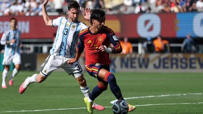 Ferran Torres đi bóng trước cầu thủ Argentina trong trận chung kết World Cup 2026. (Ảnh: THX/TTXVN)
