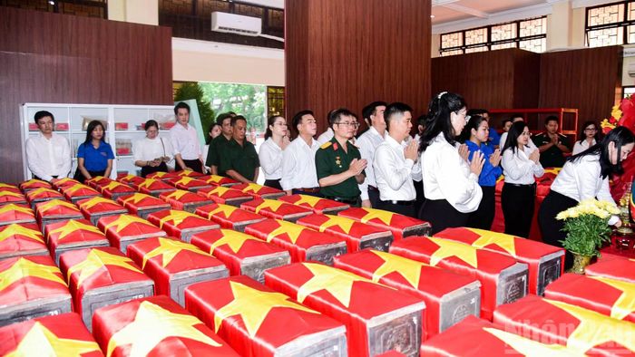 Sau lễ dâng hoa tưởng niệm cố Tổng Bí thư Trần Phú, người dân vào Nhà quản hài cốt dâng hương, thành kính tưởng niệm và bày tỏ lòng tri ân sâu sắc đối với các Anh hùng liệt sĩ đã được tìm thấy.