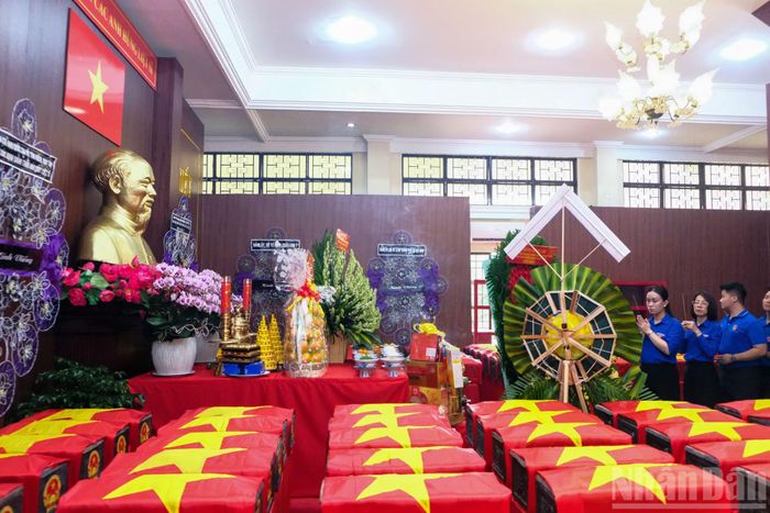 Những bó hoa tươi thắm được các đoàn thành kính đặt tại khu vực tưởng nhớ, thể hiện lòng biết ơn và sự tri ân sâu sắc đối với các thế hệ cha anh đã hy sinh vì độc lập, tự do của Tổ quốc.