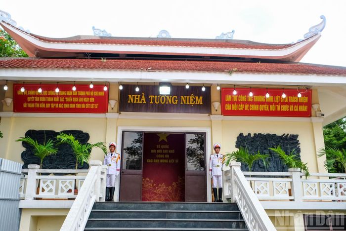 Trước Tượng đài cố Tổng Bí thư Trần Phú, Nhà bia tưởng niệm các Anh hùng liệt sĩ hy sinh trong cuộc Tổng tiến công và nổi dậy Xuân Mậu Thân 1968.