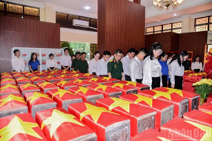 Người dân lặng lẽ cúi đầu, thắp nén hương thơm tưởng nhớ. Những bó hoa tươi thắm, kèm dòng chữ tri ân của người dân gửi gắm lòng thành kính và sự biết ơn sâu sắc đối với các Anh hùng liệt sĩ.