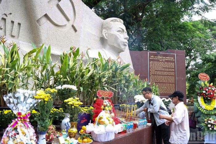  Giữa không khí trang nghiêm tại Công viên Lê Thị Riêng, nhiều người dân Thành phố Hồ Chí Minh nói chung và các đoàn khách trên mọi miền Tổ quốc đã đến dâng hương, dâng hoa và lễ vật, bày tỏ lòng tri ân các Anh hùng liệt sĩ, trong đó, có cả những đồng đội, gia đình thân nhân liệt sĩ cũng đến thắp nén nhang với hy vọng tìm được người thân trong những hài cốt liệt sĩ đã và đang được tìm thấy. 