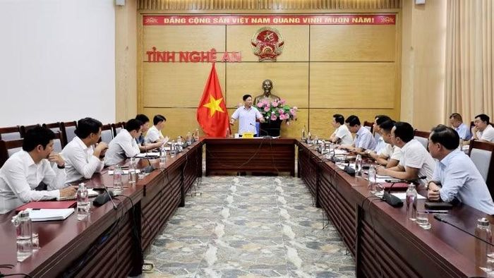 Đồng chí Hoàng Phú Hiền, Phó Chủ tịch Ủy ban nhân dân tỉnh Nghệ An chủ trì cuộc họp. (Ảnh: PHAN QUỲNH)