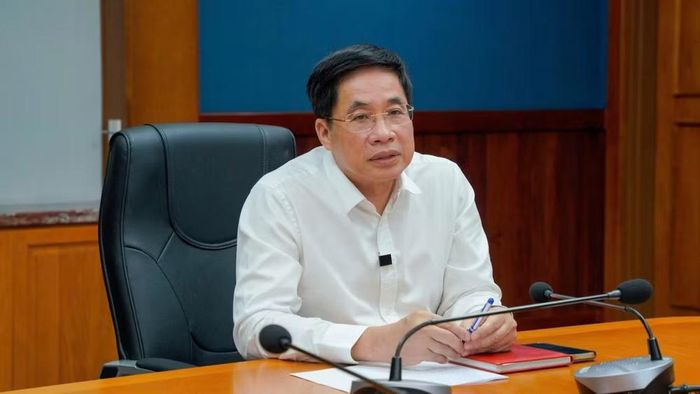 Phó Giáo sư, Tiến sĩ, bác sĩ Nguyễn Hoàng Bắc, Giám đốc Bệnh viện Đại học Y Dược Thành phố Hồ Chí Minh họp chỉ đạo ca ghép đa tạng.