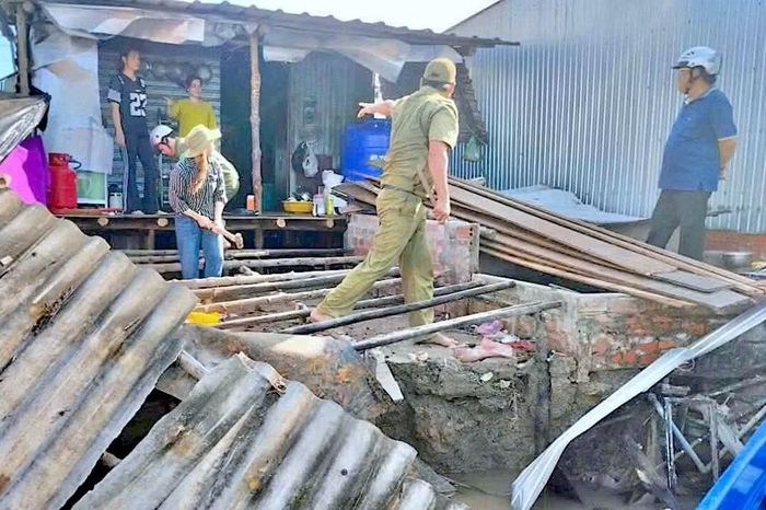 Sạt lở dọc tuyến sông Cửa Lớn (đoạn qua ấp Sa Phô) làm hư hỏng nhà dân.
