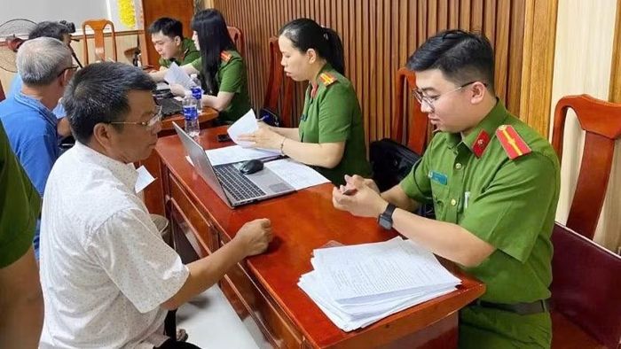 Công an xã Nam Ba Đồn, tỉnh Quảng Trị hỗ trợ thu nhận mẫu ADN thân nhân liệt sĩ. (Ảnh: Công an Quảng Trị)