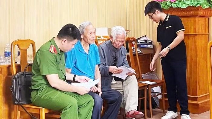 Công an phường Đồng Sơn hỗ trợ lấy mẫu của thân nhân liệt sĩ.