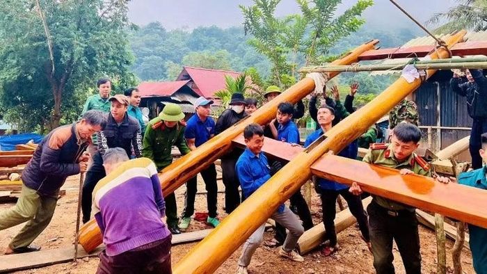 Lực lượng công an và các tổ chức đoàn thể hỗ trợ người dân xã biên giới Nhôn Mai dựng những căn nhà mới sau thiên tai. (Ảnh: PT)