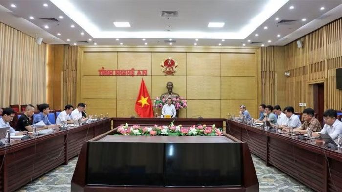 Phó Chủ tịch Ủy ban nhân dân tỉnh Nghệ An Nguyễn Văn Đệ chủ trì cuộc họp với các địa phương, đơn vị liên quan. (Ảnh: PT)
