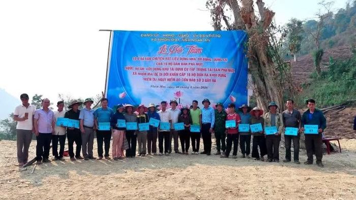 Xã Nhôn Mai tổ chức cho các hộ dân tái định cư bốc thăm đất ở khu tái định cư.