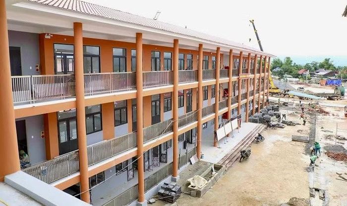 Sau hơn 8 tháng thi công, tới nay công trình Trường nội trú liên cấp Thanh Nưa đã hoàn thành các hạng mục chính, bảo đảm sẵn sàng đưa vào hoạt động phục vụ việc học tập của hơn 1.000 học sinh nơi biên giới.