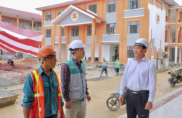 Ông Bùi Đức Giang, Giám đốc Công ty Thương mại-Xây dựng số 6 Điện Biên yêu cầu kỹ sư, công nhân phải đồng thời bảo đảm tiến độ và chất lượng các hạng mục công trình.