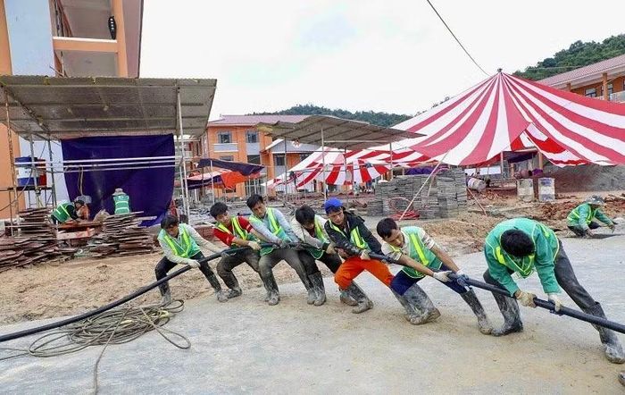 Công nhân lắp đặt hệ thống cáp ngầm tại công trình.