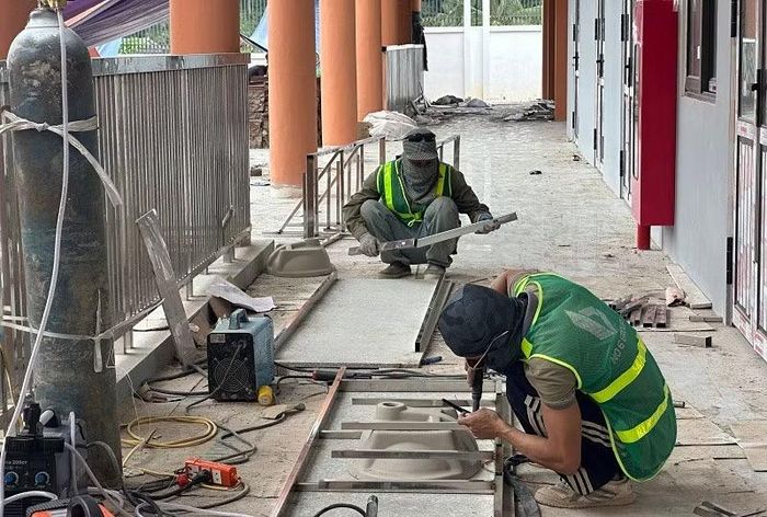 Lắp đặt thiết bị các phòng học...