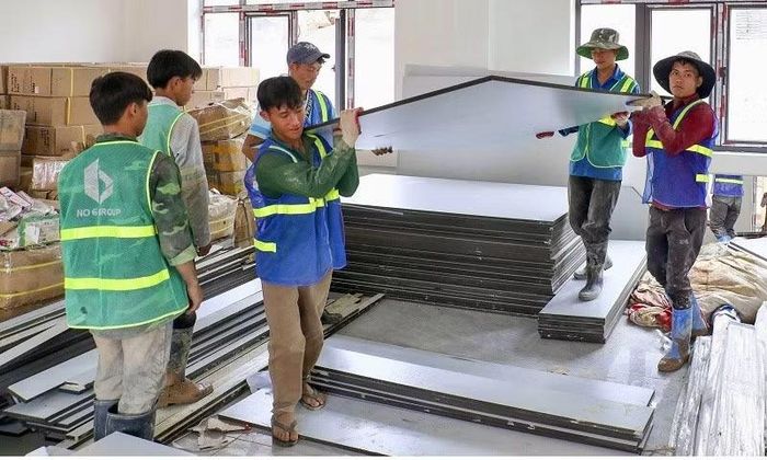 Các phòng học đang được lắp đặt thiết bị, phục vụ học tập.