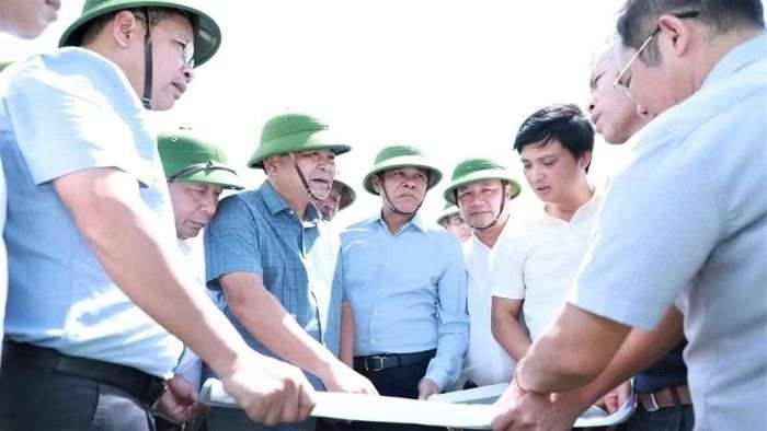 Đại diện Ban Quản lý Đầu tư và Xây dựng Thủy lợi 1 và đơn vị tư vấn báo cáo sơ đồ vị trí nghiên cứu Vùng tuyến 1 (xã Vạn An) và Vùng tuyến 2 (xã Kim Liên, xã Thiên Nhẫn) trên sông Lam. (Ảnh: KIM OANH)