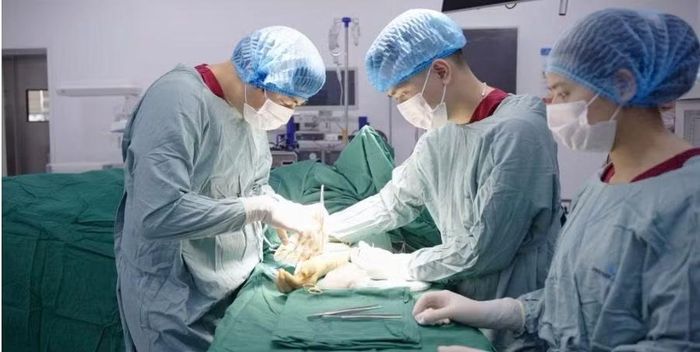 Ê-kíp Khoa Thận Nhân tạo do Tiến sĩ, bác sĩ Hoàng Anh Trung trực tiếp thực hiện phẫu thuật xử lý các khối phình và bảo tồn cầu nối AVF cho người bệnh.