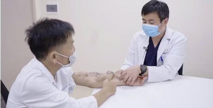 Tiến sĩ, bác sĩ Hoàng Anh Trung đánh giá toàn diện tình trạng cầu nối AVF trước khi quyết định phương án điều trị.