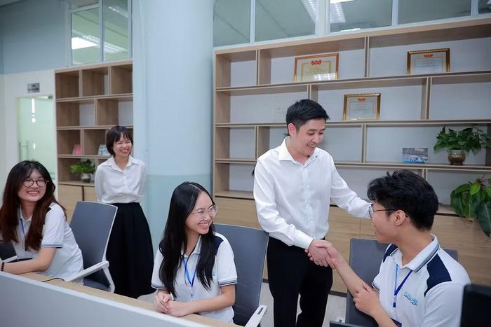 Phó Chủ tịch Thường trực Hội Sinh viên Việt Nam Lâm Tùng thăm, động viên các thí sinh. (Ảnh: Trung ương Hội Sinh viên Việt Nam cung cấp)