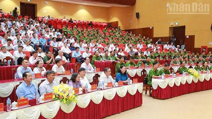 Các đại biểu tham dự chương trình.