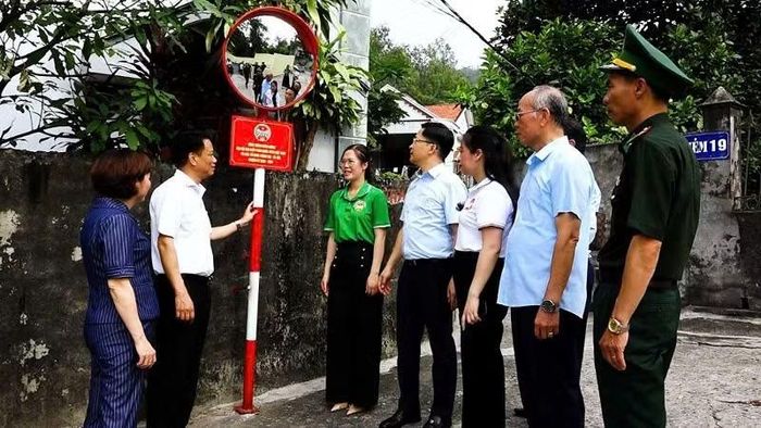 Phường Cẩm Phả vận động nhân dân xây dựng khu phố xanh, sạch, đẹp, an toàn, văn minh, trách nhiệm.