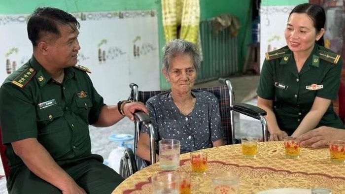Đoàn công tác ân cần thăm hỏi Mẹ Việt Nam Anh hùng Nguyễn Thị Xuân.