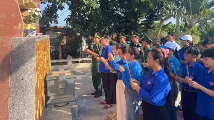 Cán bộ, chiến sĩ Đồn Biên phòng Cửa khẩu cảng Vũng Rô phối hợp với đoàn viên, thanh niên xã Hòa Xuân dâng hương tại bia chiến công Núi Hiềm.
