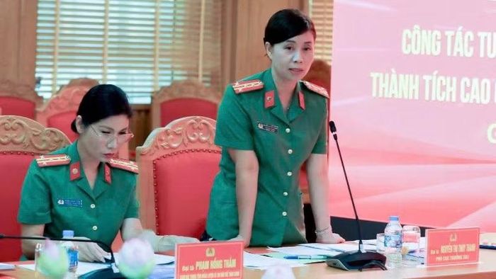 Đại tá Nguyễn Thị Thúy Thanh, Phó Cục trưởng Công tác chính trị (bên phải) và Đại tá Phạm Hồng Thắm-Giám đốc Trung tâm huấn luyện và thi đấu thể thao Công an nhân dân (bên trái) tại Hội thảo.