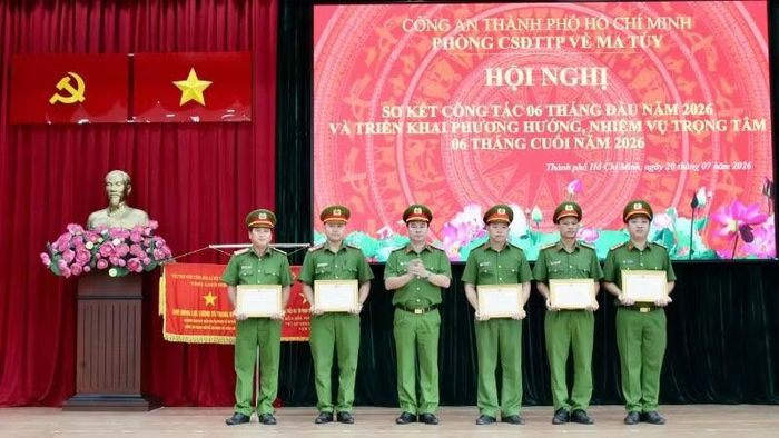 Các cá nhân có thành tích xuất sắc trong công tác phòng, chống tội phạm và tệ nạn ma túy 6 tháng đầu năm 2026 nhận giấy khen của Giám đốc Công an Thành phố Hồ Chí Minh.