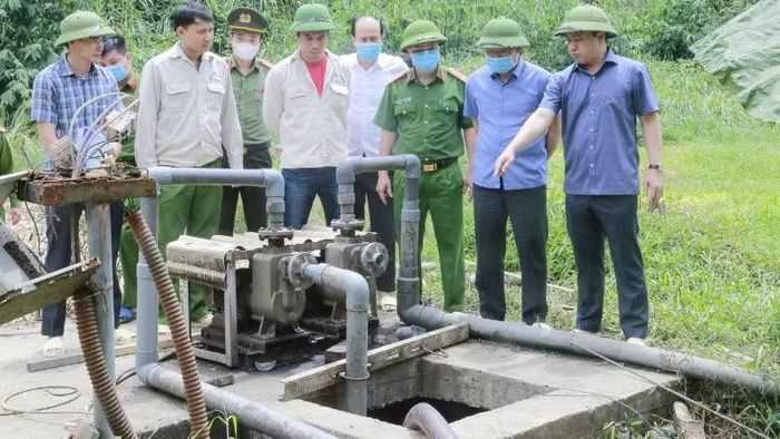 Lãnh đạo Ủy ban nhân dân tỉnh Thanh Hóa cùng cơ quan chức năng kiểm tra hiện trường vụ tai nạn lao động tại trang trại chăn nuôi của Công ty trách nhiệm hữu hạn DABACO Thanh Hóa. (Ảnh: LÊ HỢI)
