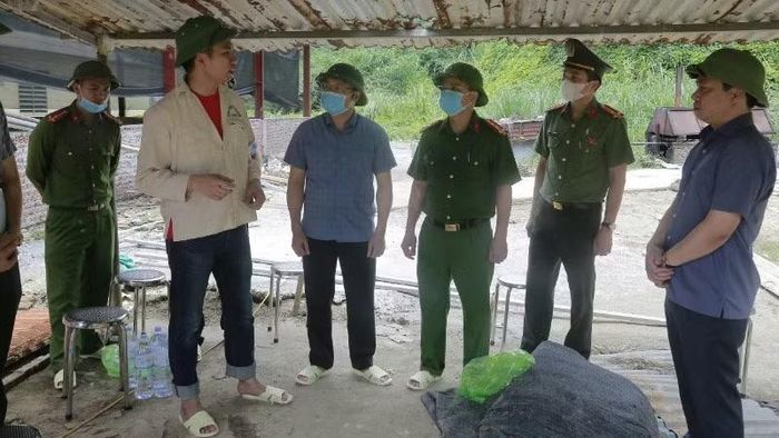 Lãnh đạo Ủy ban nhân dân tỉnh Thanh Hóa cùng cơ quan chức năng kiểm tra hiện trường vụ tai nạn lao động tại trang trại chăn nuôi của Công ty trách nhiệm hữu hạn Dabaco Thanh Hóa. (Ảnh: LÊ HỢI)