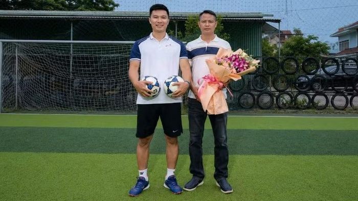 Đại diện Trung tâm Đào tạo Bóng đá Trẻ Bắc Giang và lớp bóng đá N2B Football Cao Bằng trong chương trình tuyển trạch cầu thủ nhí tại Cao Bằng ngày 20/7. (Ảnh: Trung tâm N2B Football Cao Bằng)
