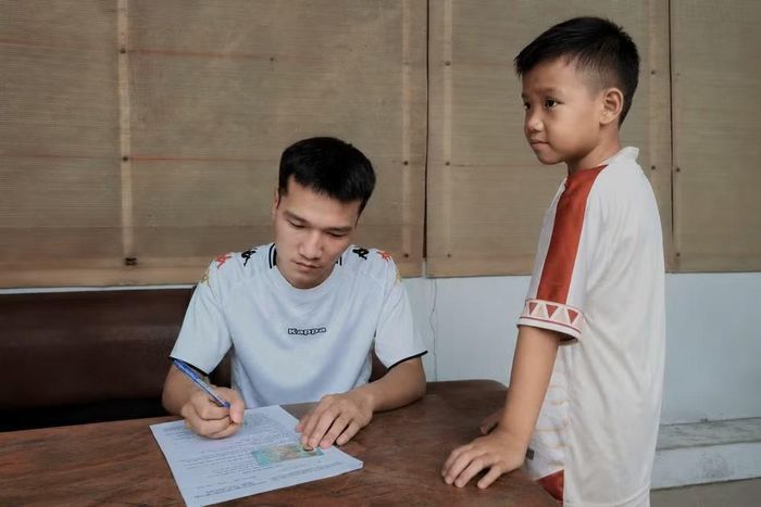 Phụ huynh hoàn thiện thủ tục ký hợp đồng đào tạo cho cầu thủ nhí được tuyển chọn sau chương trình tuyển trạch tại Cao Bằng. (Ảnh: Trung tâm N2B Football Cao Bằng)