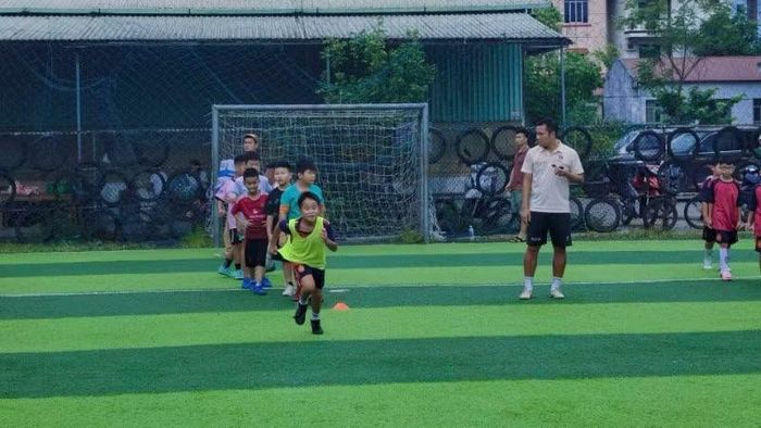 Các lớp bóng đá cộng đồng là nền tảng để trẻ em được tiếp cận bóng đá từ sớm, đồng thời tạo nguồn phát hiện những nhân tố triển vọng. (Ảnh: Trung tâm N2B Football Cao Bằng)