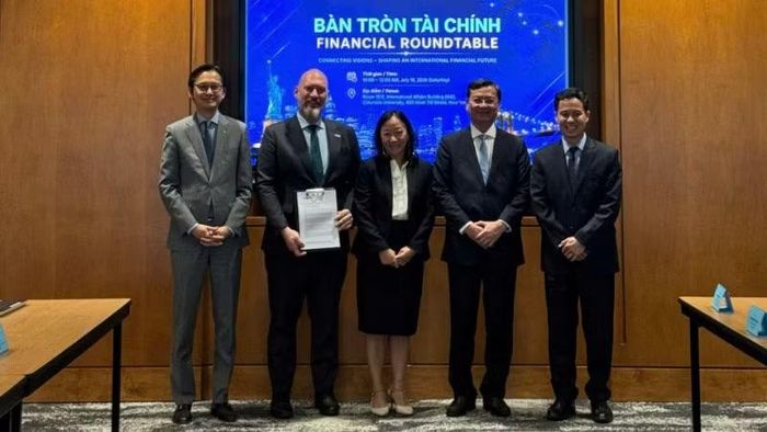Đại diện Tập đoàn Qualcomm trao Ý định thư cho ông Richard D. McClellan - Tổng Giám đốc VIFC-HCMC.