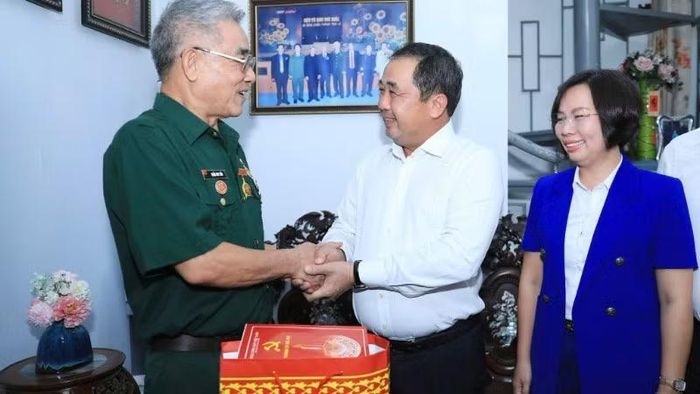 Bí thư Thành ủy Hà Nội Trần Đức Thắng thăm hỏi, chúc sức khỏe thương binh Trần Huy Tắn.