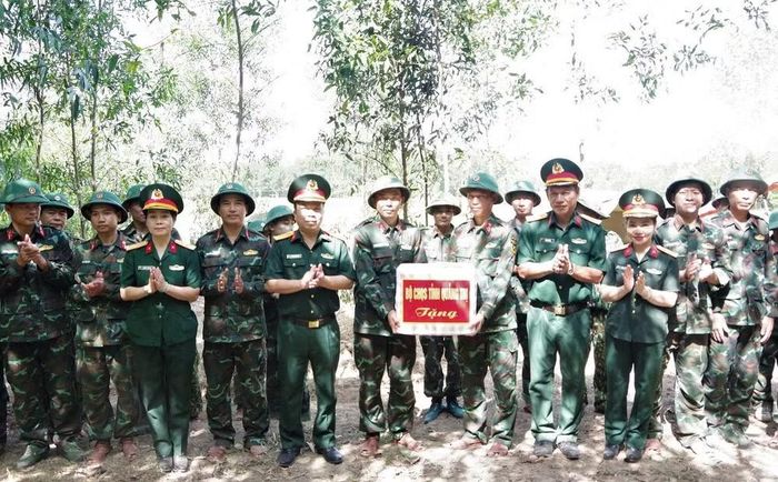 Đoàn công tác của Bộ Chỉ huy quân sự tỉnh Quảng Trị kiểm tra, động viên lực lượng đang làm nhiệm vụ tìm kiếm, quy tập hài cốt liệt sĩ tại khu vực Câu Nhi.