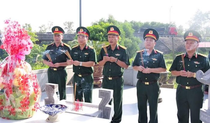 Đoàn công tác của Bộ Chỉ huy quân sự tỉnh Quảng Trị dâng hương, dâng hoa tưởng niệm các anh hùng liệt sĩ tại Đền thờ liệt sĩ Trung đoàn 88, Sư đoàn 308 ở khu vực Câu Nhi, xã Nam Hải Lăng. (Ảnh: Xuân Diện)