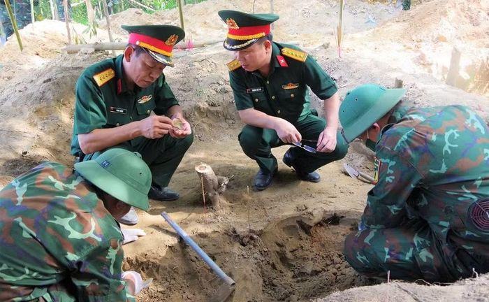 Lực lượng chức năng đang mở rộng tìm kiếm hài cốt liệt sĩ tại khu vực Câu Nhi, xã Nam Hải Lăng, tỉnh Quảng Trị. (Ảnh: XUÂN DIỆN)