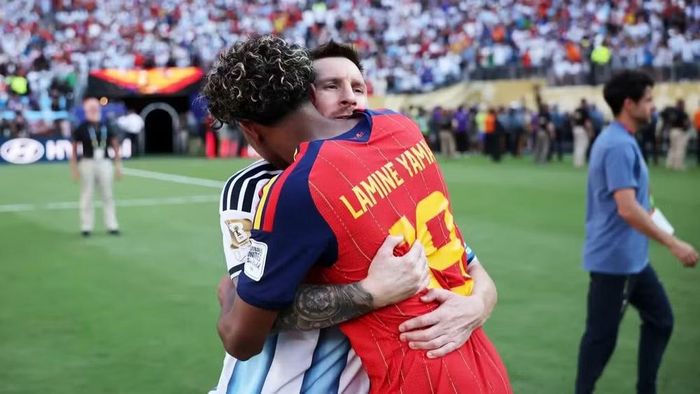 Cái ôm chuyển giao thế hệ của bóng đá thế giới. (Ảnh: FIFA)