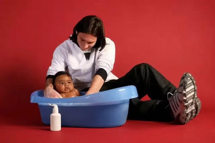 Hình ảnh Messi tắm cho Lamine Yamal. (Ảnh: UNICEF)