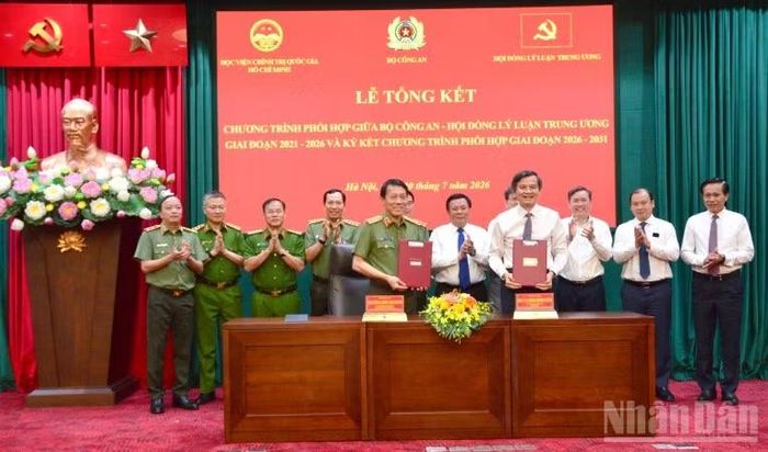 Đại tướng Lương Tam Quang, Ủy viên Bộ Chính trị, Bộ trưởng Công an và đồng chí Đoàn Minh Huấn, Ủy viên Bộ Chính trị, Giám đốc Học viện Chính trị quốc gia Hồ Chí Minh ký kết chương trình phối hợp giai đoạn 2026-2031. (Ảnh: PHẠM CƯỜNG)