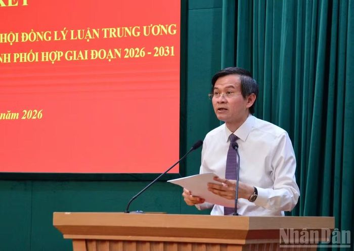 Đồng chí Đoàn Minh Huấn, Ủy viên Bộ Chính trị, Giám đốc Học viện Chính trị quốc gia Hồ Chí Minh phát biểu tại buổi lễ ký kết. (Ảnh: PHẠM CƯỜNG)