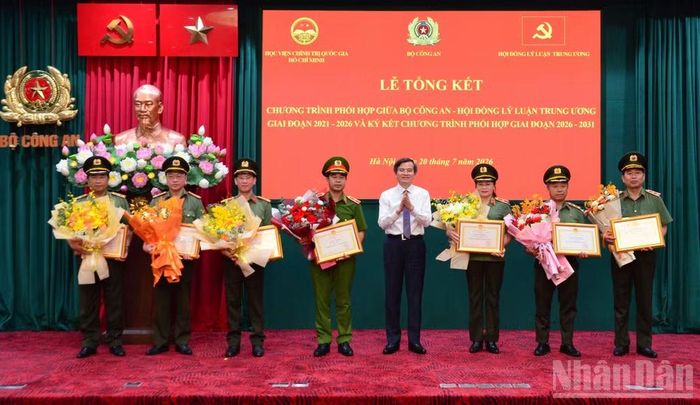Đồng chí Đoàn Minh Huấn, Ủy viên Bộ Chính trị, Giám đốc Học viện Chính trị quốc gia Hồ Chí Minh trao bằng khen tặng các tập thể, cá nhân thuộc Bộ Công an vì đã có thành tích xuất sắc trong triển khai chương trình phối hợp. (Ảnh: PHẠM CƯỜNG)