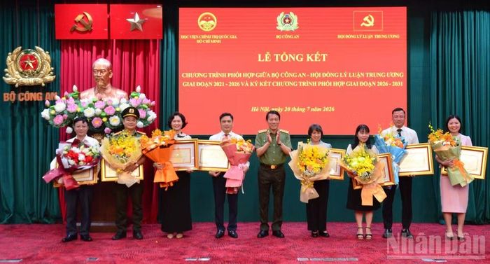 Đại tướng Lương Tam Quang, Ủy viên Bộ Chính trị, Bộ trưởng Công an trao bằng khen tặng các tập thể, cá nhân thuộc Hội đồng Lý luận Trung ương vì đã có thành tích xuất sắc trong triển khai chương trình phối hợp. (Ảnh: PHẠM CƯỜNG)