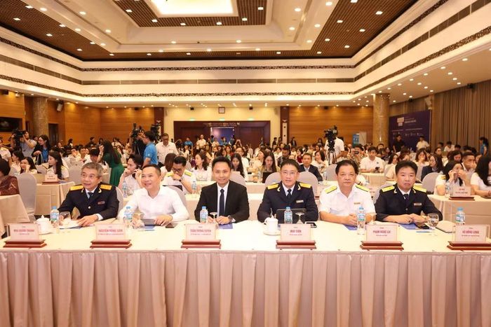 Các đại biểu tham dự hội thảo.
