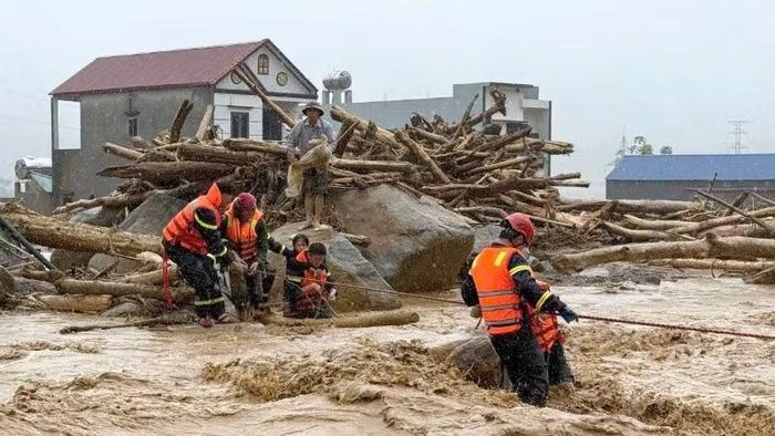Lực lượng cứu hộ giải cứu người dân mắc kẹt trong lũ dữ ở Mường Than.