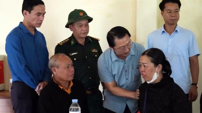 Phó Bí thư Tỉnh ủy Lai Châu thăm, động viên các gia đình bị thiệt hại bởi mưa lũ ở Mường Than.
