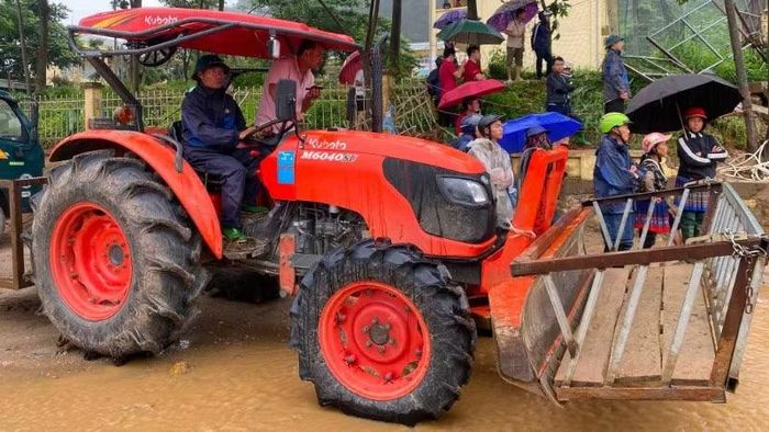 Anh Phan Văn Hoan (bản Mường, xã Than Uyên) trực tiếp lái máy cày của gia đình vào tâm lũ hỗ trợ lực lượng chức năng cứu hộ bà con.