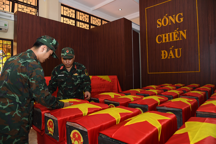 Cán bộ, chiến sĩ Bộ tư lệnh TP Hồ Chí Minh chăm lo, hương khói cho liệt sĩ tại nhà tưởng niệm trong khuôn viên công viên Lê Thị Riêng.